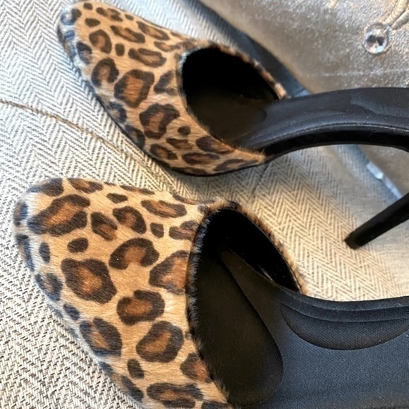Like new🖤🖤Animal Print Heels Memory Foam Sole - Picture 6 of 11